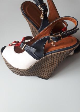 Босоніжки на платформі