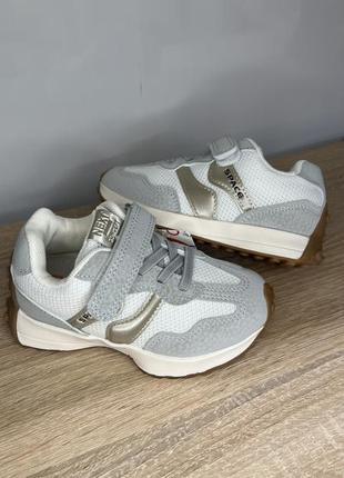 Кросівки, в наявності