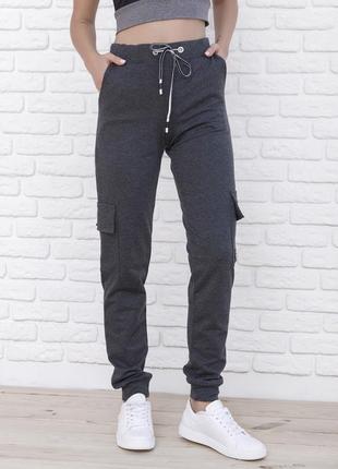 Темно-сірі спортивні штани з накладними кишенями