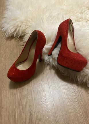 Красные замшевые туфли с камнями6 фото