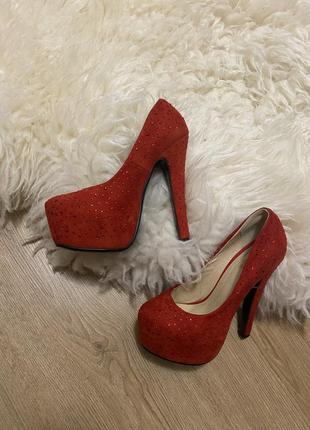 Красные замшевые туфли с камнями7 фото