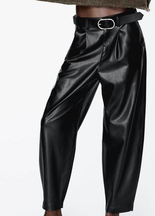 Черные кожаные брюки с поясом3 фото