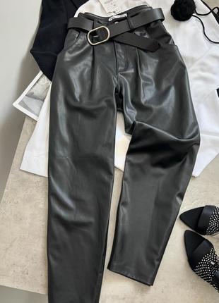 Черные кожаные брюки с поясом1 фото