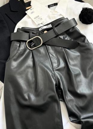 Черные кожаные брюки с поясом2 фото