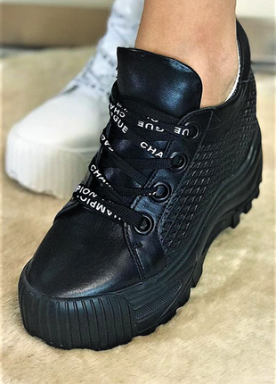 Популярні чорні кросівки на високій платформі