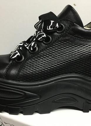 Популярні чорні кросівки на високій платформі