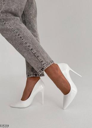 Білі лаковані жіночі туфлі лодочки на шпильці підборі9 фото