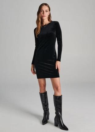 Ефектна оксамитова сукня чорного кольору з вирізом на спинці р. м2 фото