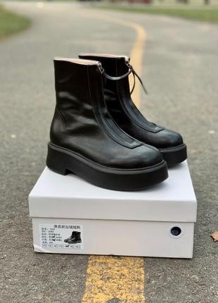 Жіночі шкіряні демісезонні черевики підошві чорні the row zip-front leather ankle boots black  / жіноче демісезонне взуття на весну та осінь
