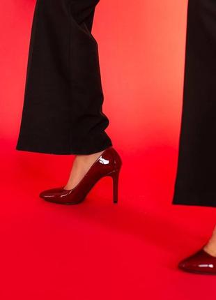 Червоні туфлі човникм лабутени лаковані ділову туфлі у кольорі бурунді 36 37 38 39 40