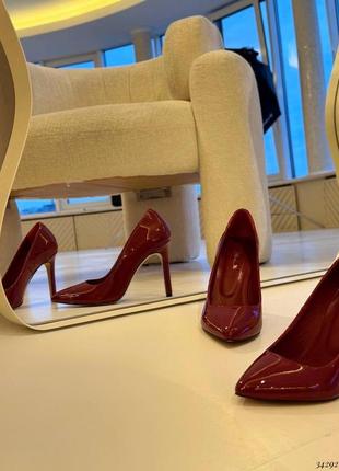 Червоні туфлі човникм лабутени лаковані ділову туфлі у кольорі бурунді 36 37 38 39 40