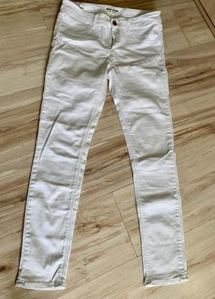 Білі скіні джинси