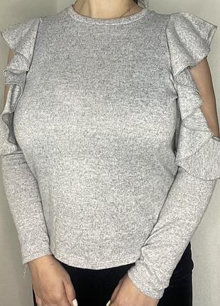 Светр з вирізами на руках