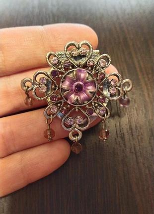 Брошка з камінчиками