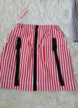 Стрейчевая мини-юбка в полоску на замке с накладными карманами карго разные цвета и размеры4 фото