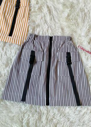 Стрейчевая мини-юбка в полоску на замке с накладными карманами карго разные цвета и размеры9 фото
