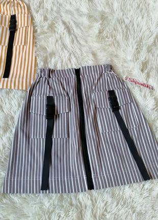 Стрейчевая мини-юбка в полоску на замке с накладными карманами карго разные цвета и размеры7 фото