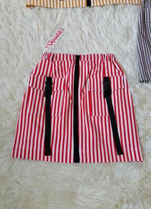 Стрейчевая мини-юбка в полоску на замке с накладными карманами карго разные цвета и размеры6 фото