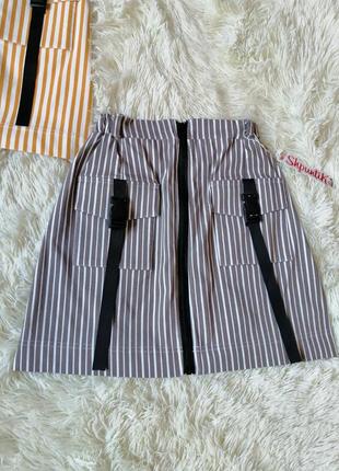 Стрейчевая мини-юбка в полоску на замке с накладными карманами карго разные цвета и размеры10 фото