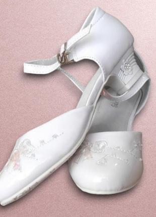 Белые лаковые туфли на каблуке для девочки5 фото