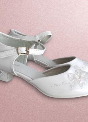Белые лаковые туфли на каблуке для девочки3 фото
