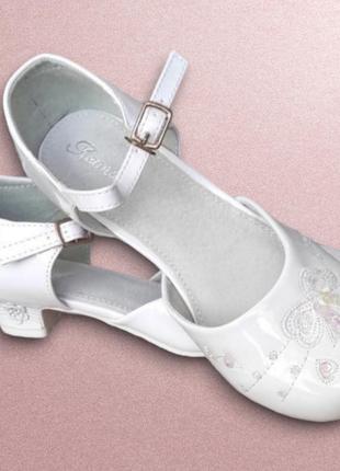 Белые лаковые туфли на каблуке для девочки2 фото
