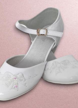 Белые лаковые туфли на каблуке для девочки8 фото