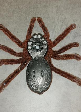 Игрушечный паук тарантул на радиоуправлении, ползает, светятся глаза5 фото