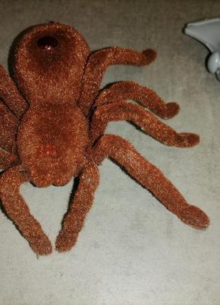 Игрушечный паук тарантул на радиоуправлении, ползает, светятся глаза7 фото