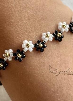 Цветочный браслет из бисера ромашки цветы нежный чёрный белый цветочки