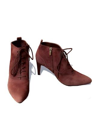 Замшеві коричневі шкіряні ботильйони clarks
