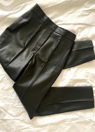 Зауженные брюки из эко-кожи