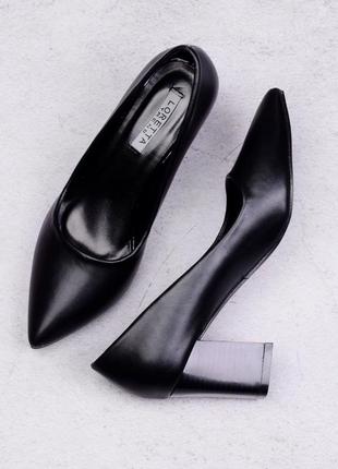 Стильные черные туфли лодочки на широком удобном устойчивом каблуке модные хит