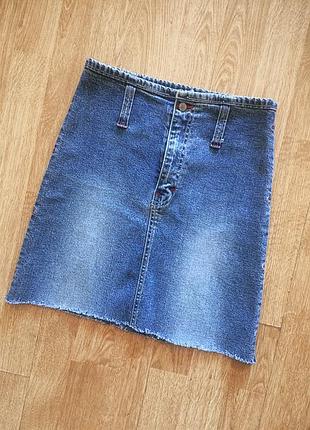 Стильная джинсовая юбка на высокой посадке с необработанным краем
