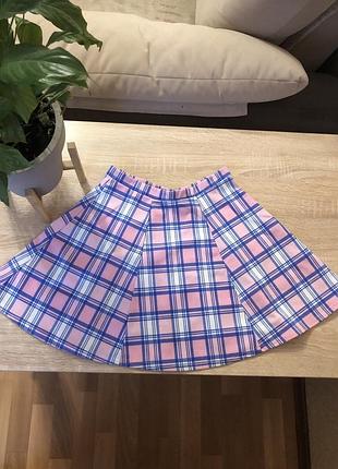 Яскрава спідниця в клітинку