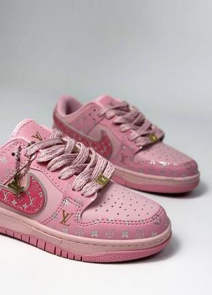 Кросівки рожеві