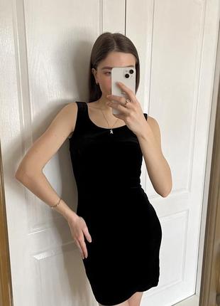 Чорна бархатна сукня