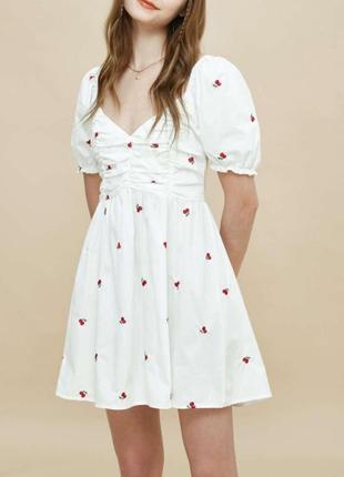 Короткое белое платье в вышивку вишни