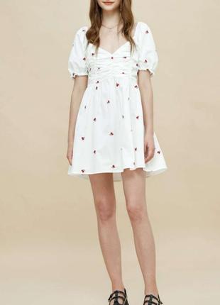 Короткое белое платье в вышивку вишни2 фото