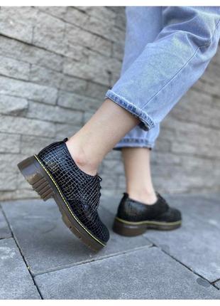 Шкіряні туфлі чорні із золотавим відливом | 786974 фото