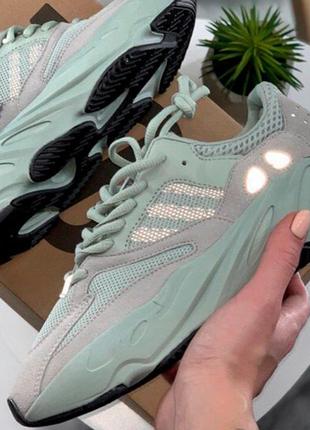 Сірі замшеві кросівки адідас їзі буст 700 унісекс adidas coachella collaboration shoes clearance salt 36