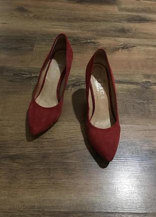Шикарні замшеві червоні туфлі