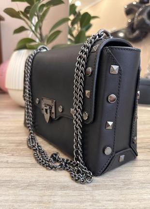 Шкіряна чорна сумочка з гарною фурнітурою