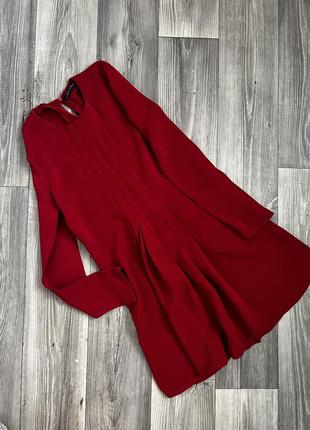 Актуальное бордовое платье из плиссе