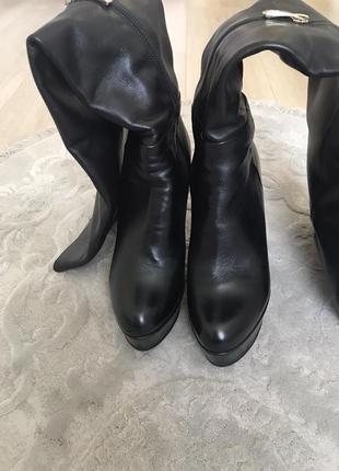 Женские кожаные, чёрные сапоги, ботфорты на высоком каблуке и платформе.7 фото