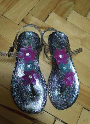 Яскраві сріблясті силіконові сандалі з глітером