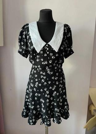 Лялькова чорно-біла міні сукня у квітковий принт з рукавами ліхтариками і комірцем