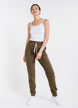 Женские спортивные штаны из трикотажа с накладными карманами3 фото