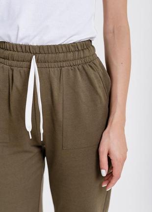 Женские спортивные штаны из трикотажа с накладными карманами4 фото