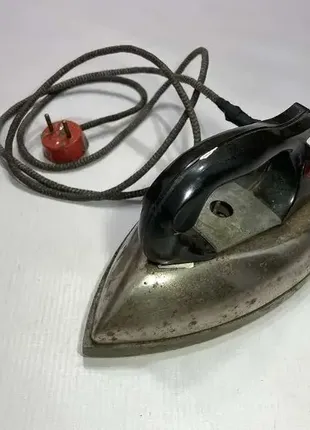 Утюг ссср, 1976 г., работает отлично, тяжелый, в хорошем состоянии